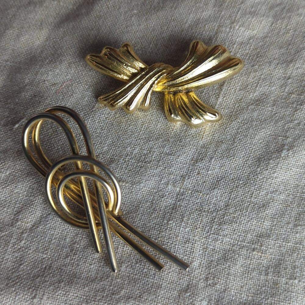 Vintage Signed Brooch Set – Gerry & Sarah Coventry Gold Tone Costume Jewelry - Picture 5 of 8